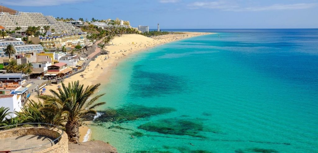 Imagen de Playa del Matorral en Fuerteventura: Impresionante vista panorámica de Playa del Matorral, donde la arena blanca se encuentra con el azul turquesa del océano en Fuerteventura.