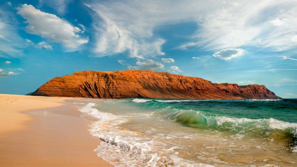 Playa de arena blanca en la Isla de La Graciosa, un paraíso oculto en las Canarias.