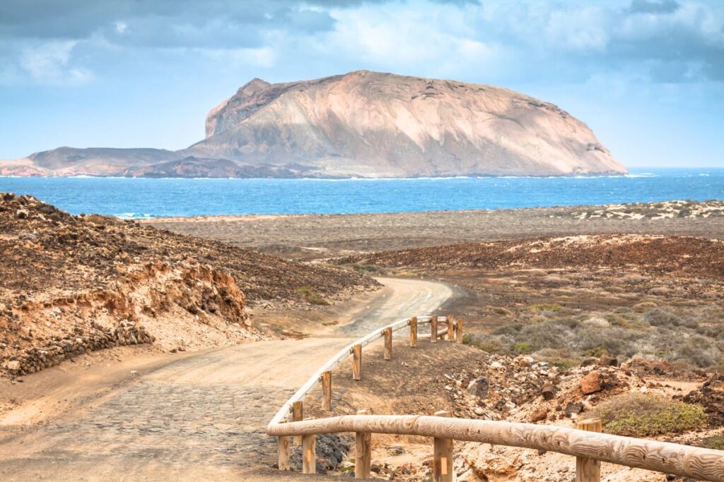 Merece la pena visitar La Graciosa: descubre el encanto de esta isla en las Islas Canarias