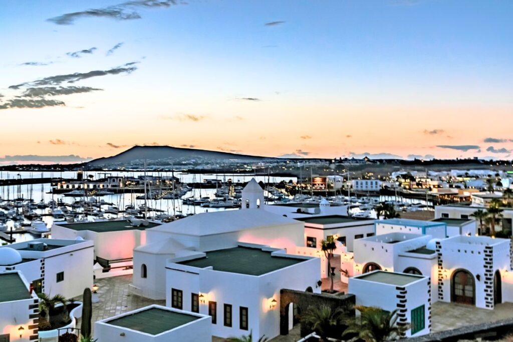 Playa Blanca en Lanzarote: Explorando un Tesoro Canario 🏝️🌞