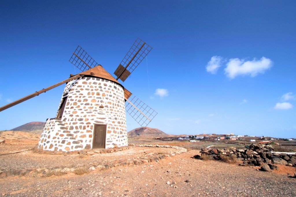 Los molinos de Villaverde en Fuerteventura son una atracción turística importante en la isla. Situados en el pueblo de Villaverde