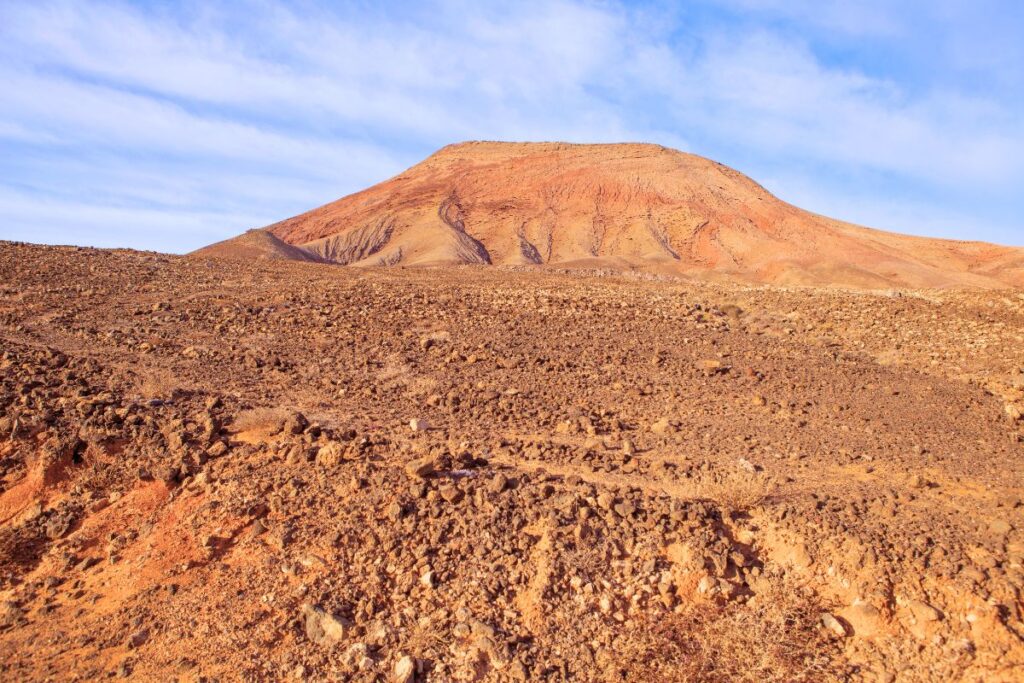 Descubre la espectacular Montaña Roja de Fuerteventura: paisajes volcánicos y senderismo